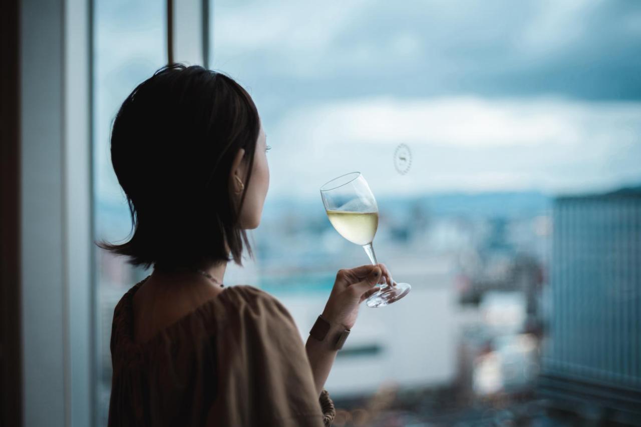 Sheraton Grand Hiroshima Hotel Екстер'єр фото A woman drinking wine