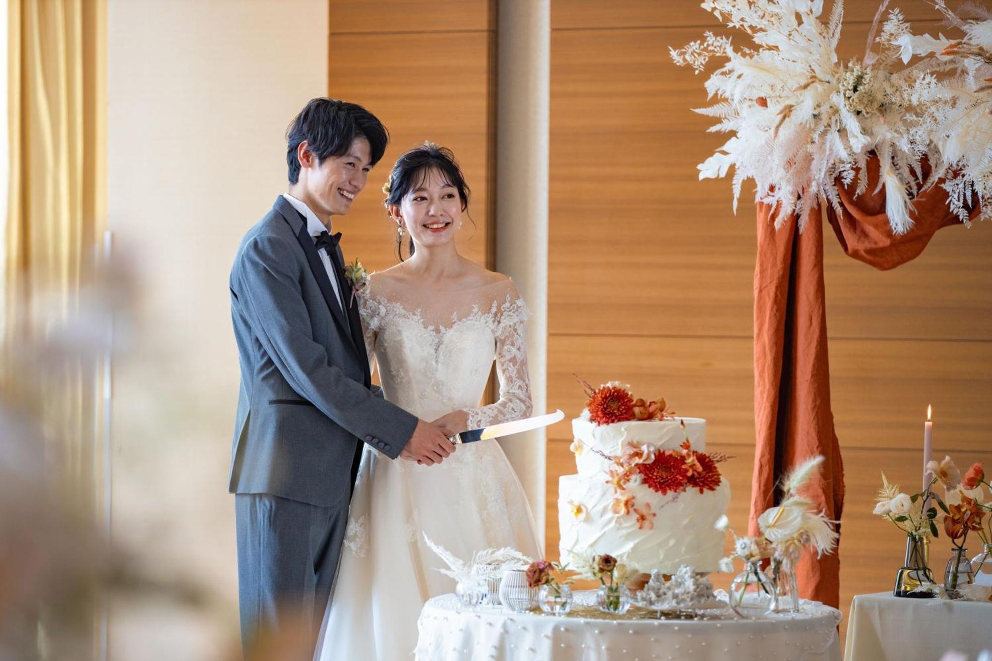 Sheraton Grand Hiroshima Hotel Екстер'єр фото A newlywed couple cutting their wedding cake