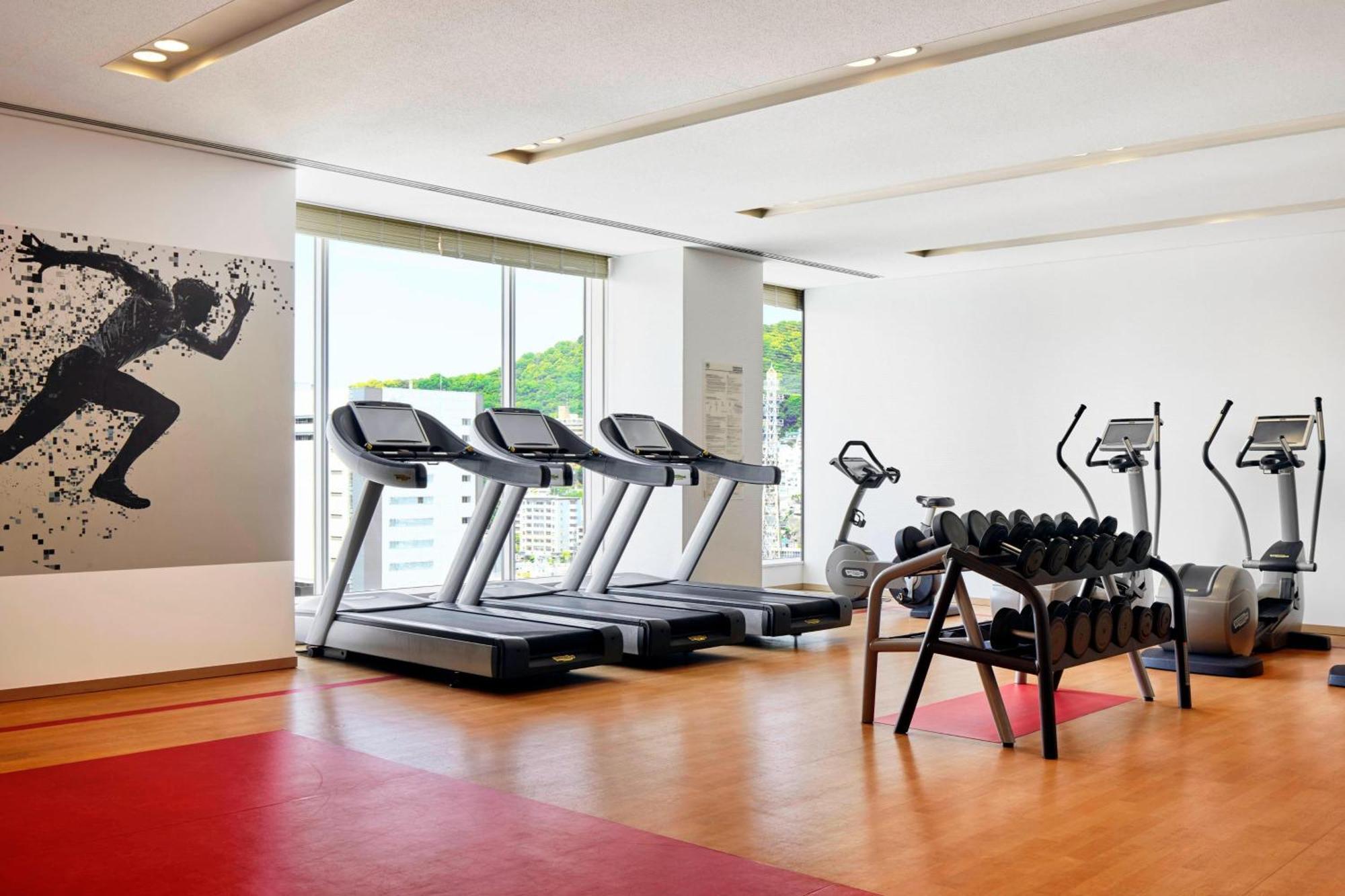 Sheraton Grand Hiroshima Hotel Екстер'єр фото The gym at the hotel