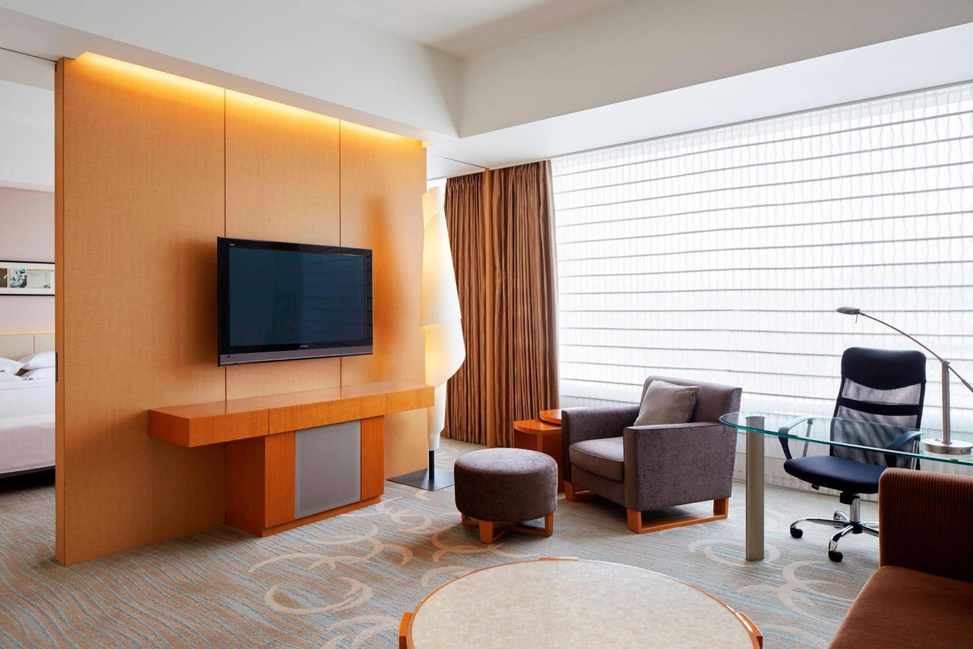 Sheraton Grand Hiroshima Hotel Екстер'єр фото A room at the hotel